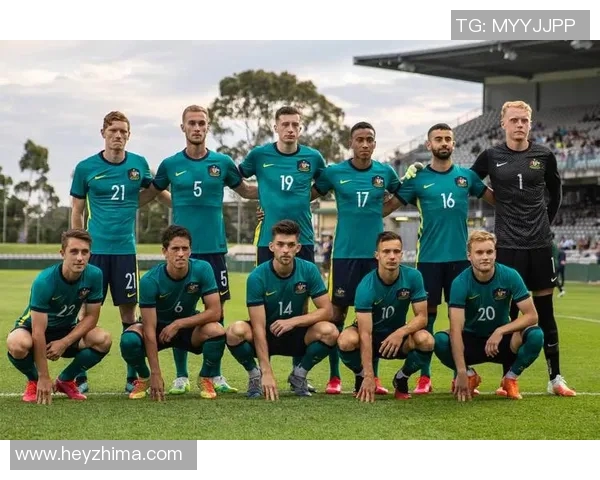 足球明星轻松时刻双人合影展现友谊与激情的完美结合