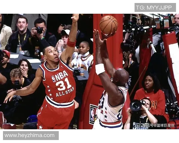 乔丹全明星赛场上的眼神瞬间展现传奇篮球魅力与无与伦比的竞技精神